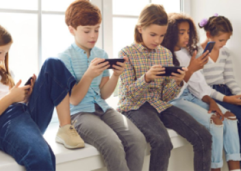 children on smartphones